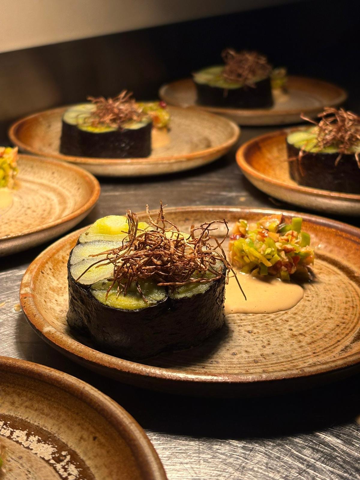 Maki végétarien dressé avec sauce et condiments