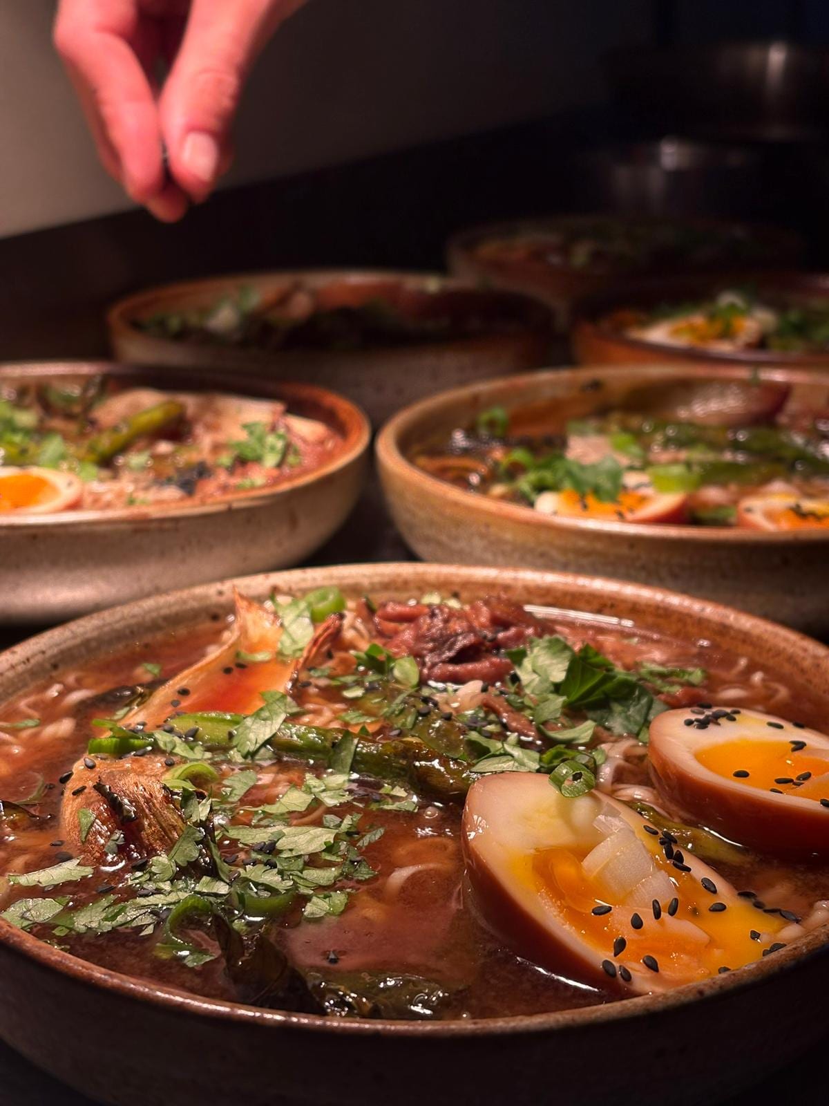 Bol de ramen végétarien garni d'œuf mollet et d'asperges