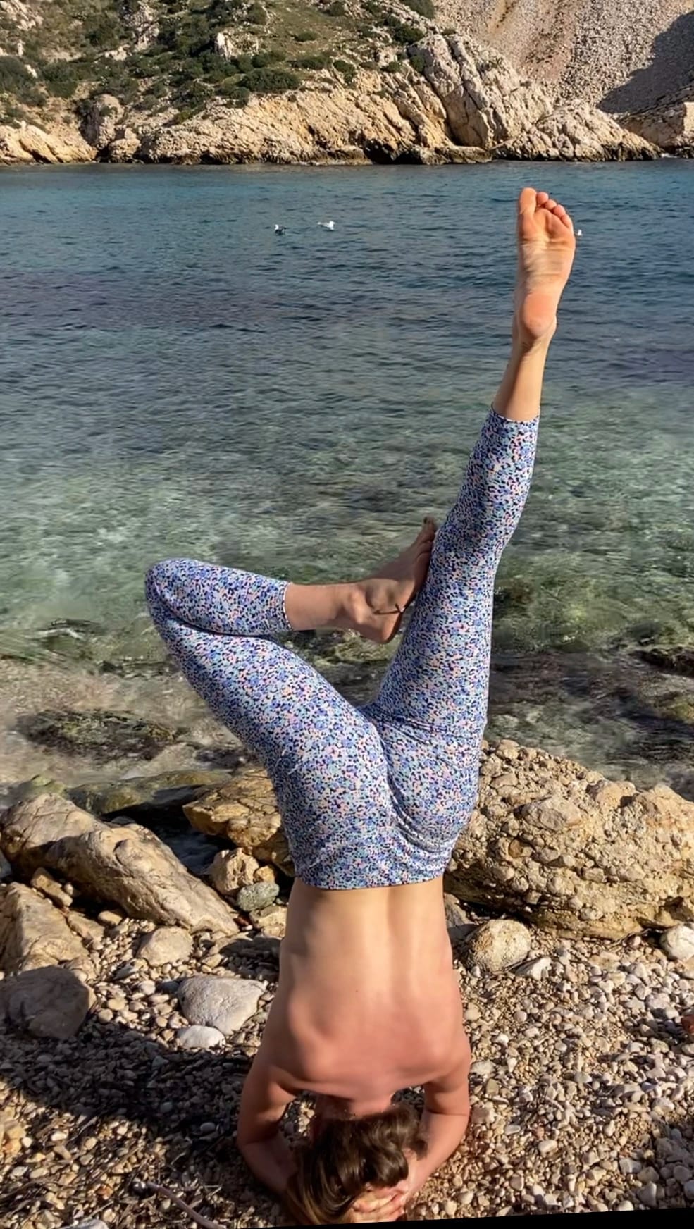 Louisiane Guézel en posture de yoga face à la mer, à Marseille
