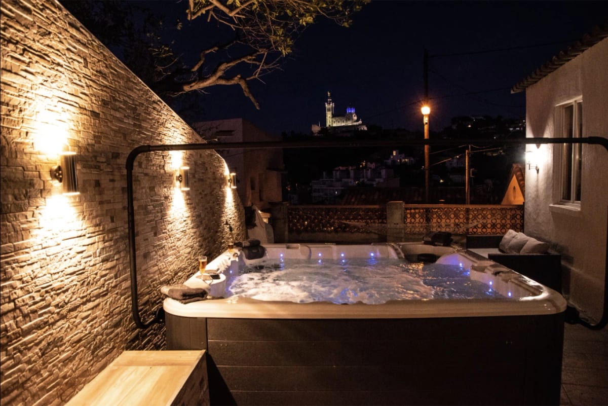 Jacuzzi de la villa avec vue sur Notre-Dame de la Garde de nuit