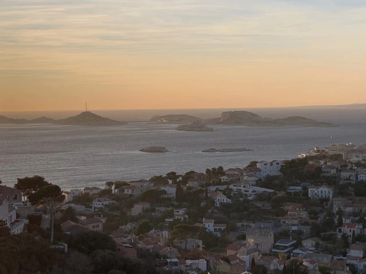 Vue sur les îles du Frioul depuis le Roucas Blanc au coucher du soleil